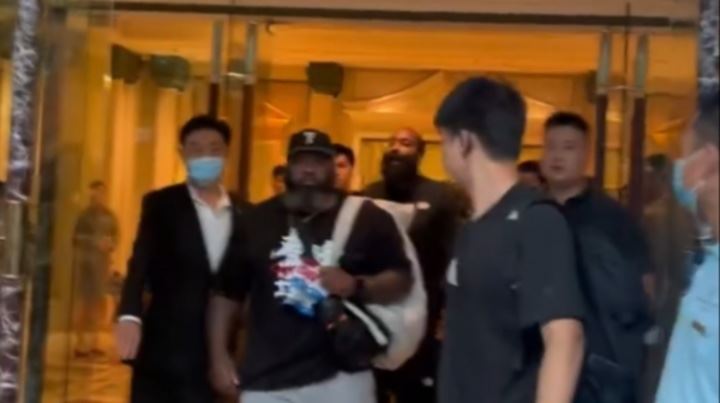 哈登中国行一身唐装出镜🤣强壮的保镖走前头非常抢镜图片